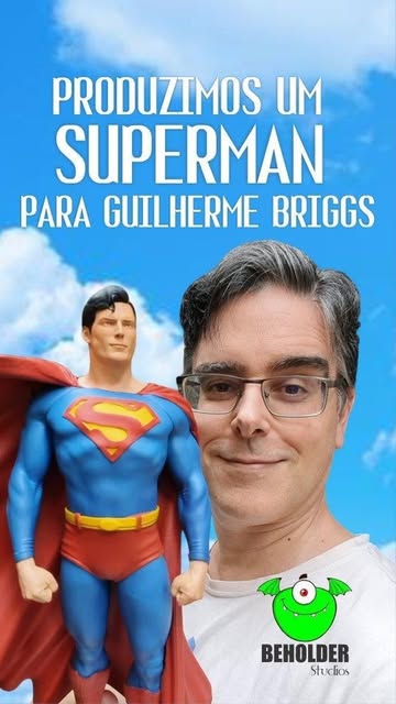 Guilherme Briggs com a estátua do Superman de Christopher Reeve