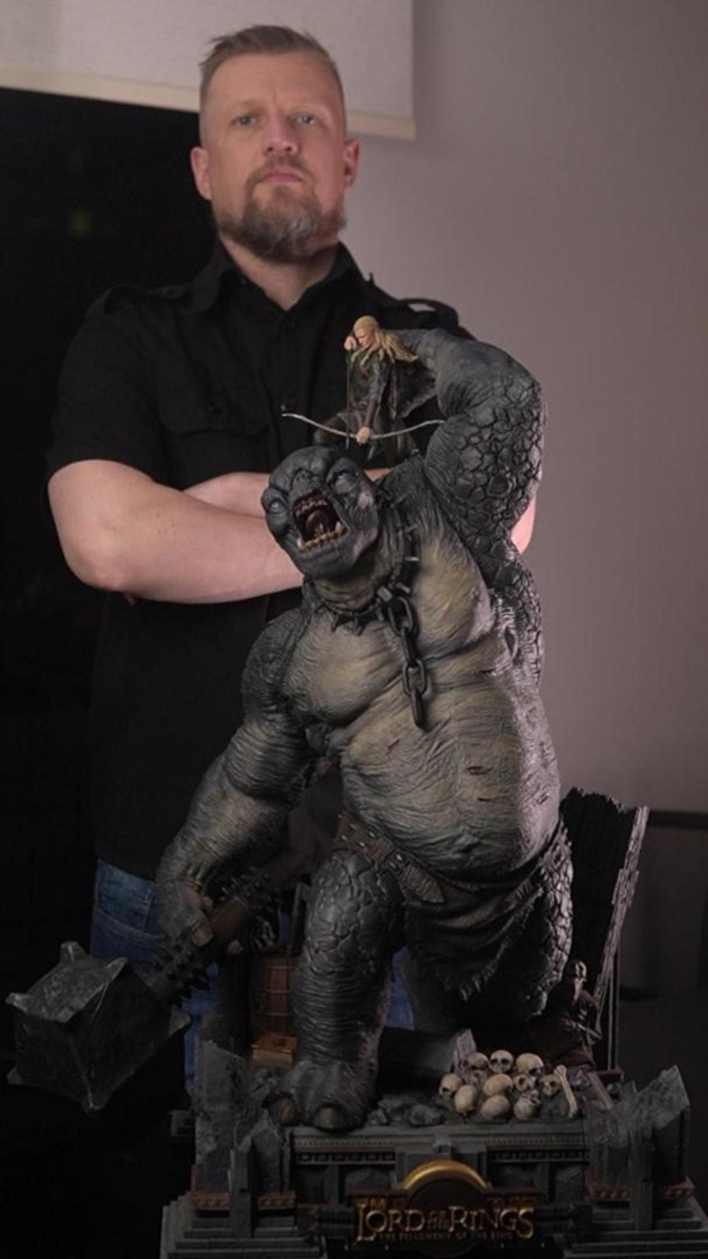 Jonatan Eevel ao lado do Troll da Caverna em escala 1/8